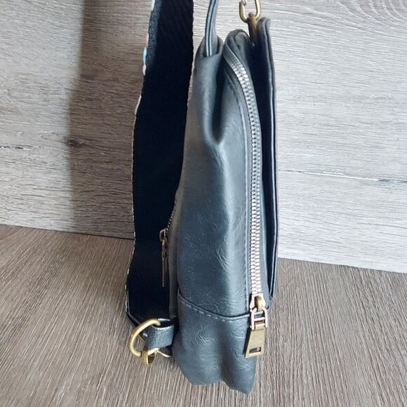 Black Sling Bag Chest Bag - Picture 4 of 8